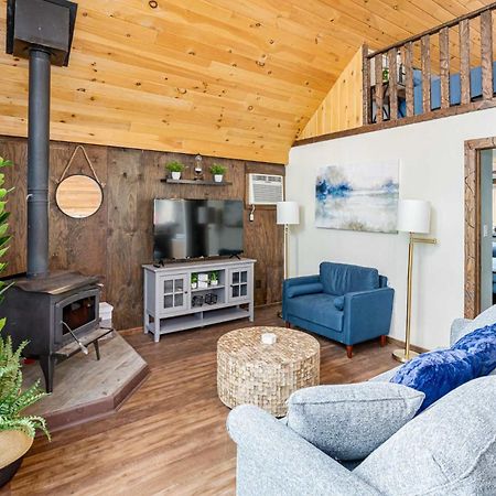 Quaint Loft Cabin W Hot Tub, Firepit, Deck & Grill Hedgesville المظهر الخارجي الصورة