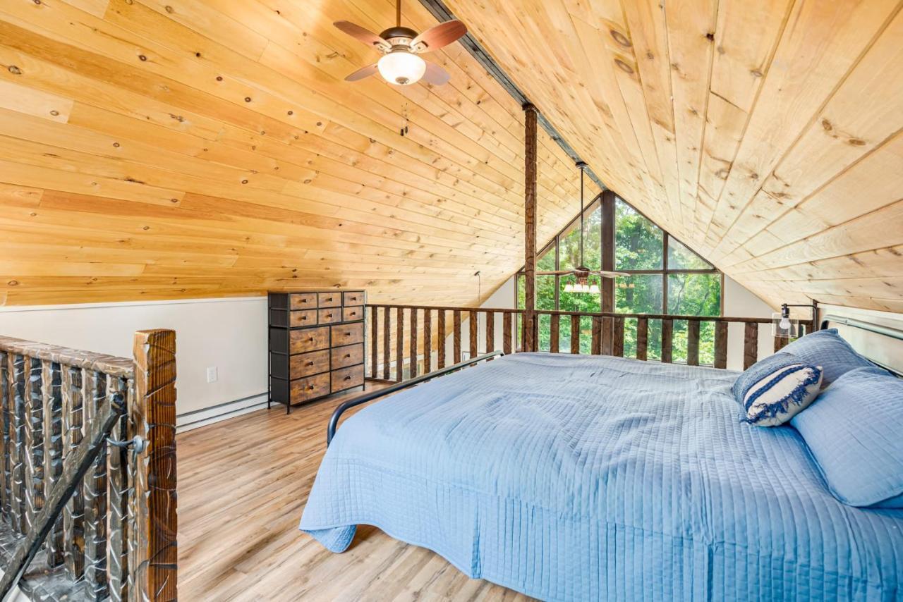 Quaint Loft Cabin W Hot Tub, Firepit, Deck & Grill Hedgesville المظهر الخارجي الصورة