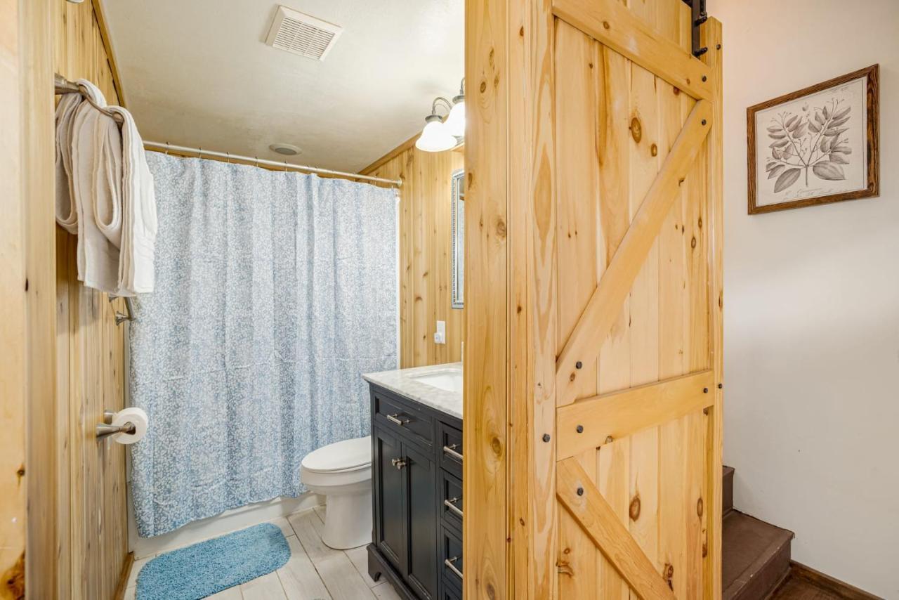 Quaint Loft Cabin W Hot Tub, Firepit, Deck & Grill Hedgesville المظهر الخارجي الصورة