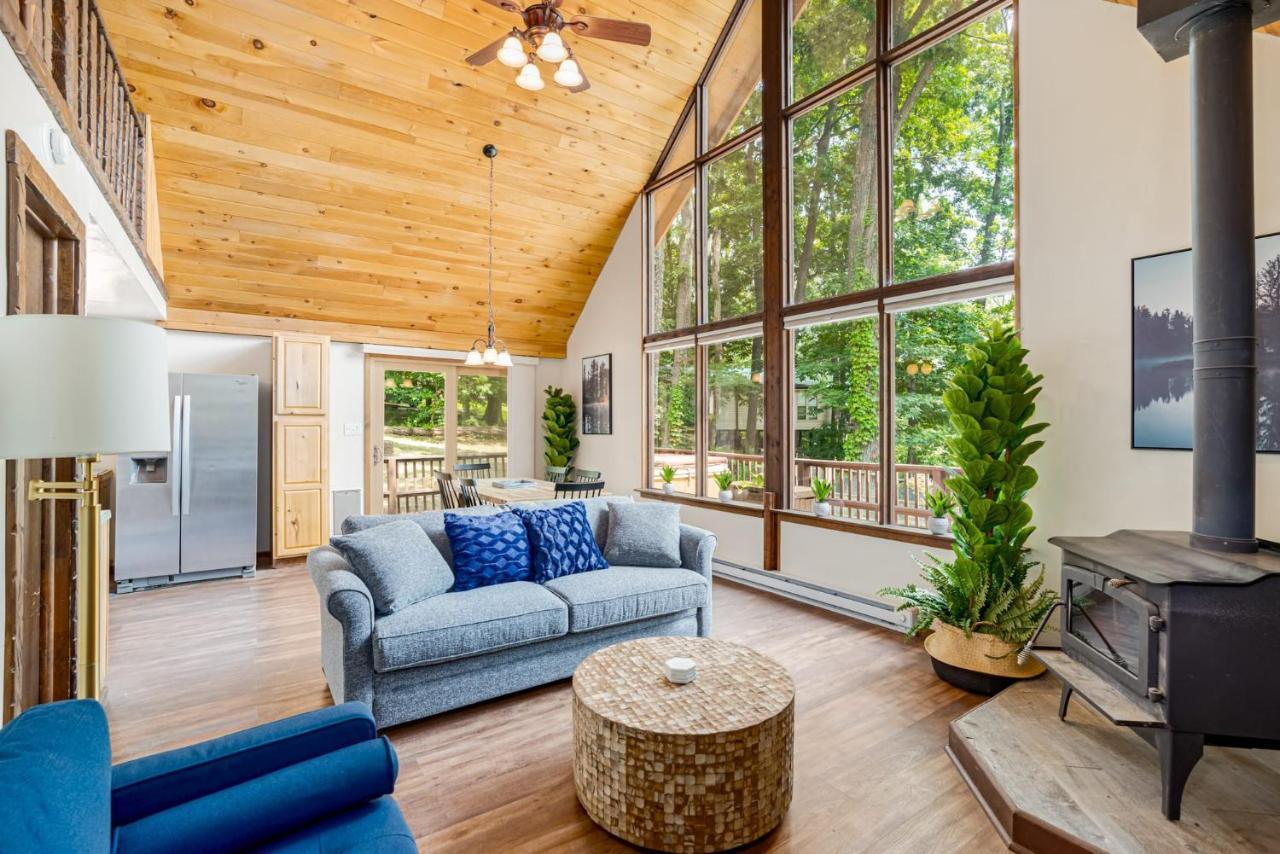 Quaint Loft Cabin W Hot Tub, Firepit, Deck & Grill Hedgesville المظهر الخارجي الصورة