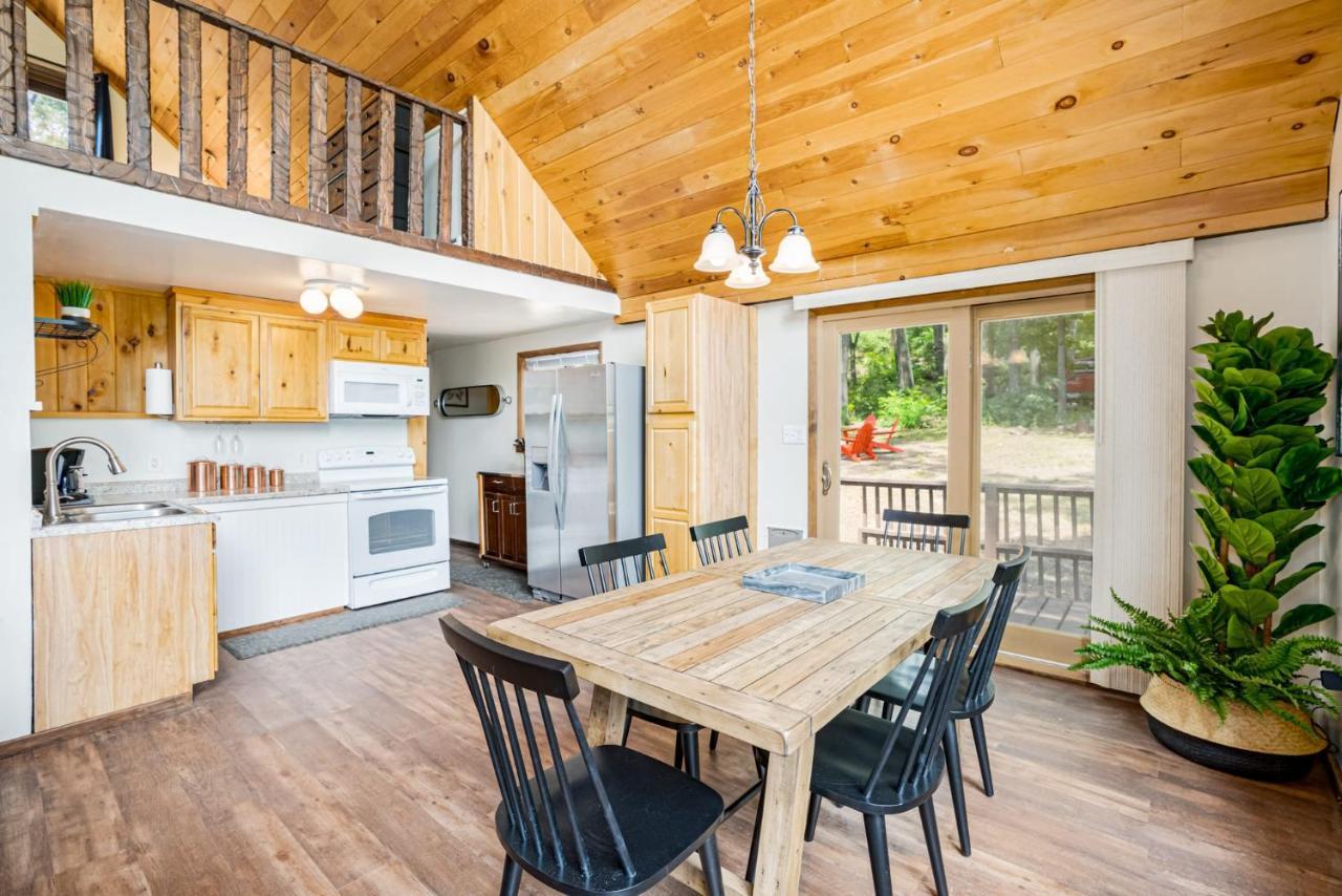 Quaint Loft Cabin W Hot Tub, Firepit, Deck & Grill Hedgesville المظهر الخارجي الصورة