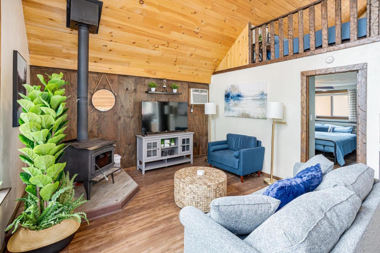 Quaint Loft Cabin W Hot Tub, Firepit, Deck & Grill Hedgesville المظهر الخارجي الصورة