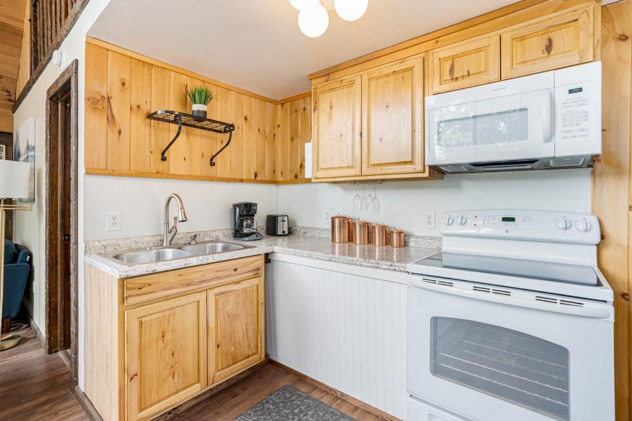 Quaint Loft Cabin W Hot Tub, Firepit, Deck & Grill Hedgesville المظهر الخارجي الصورة