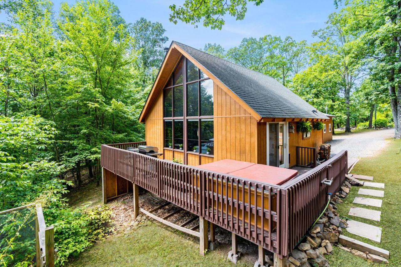 Quaint Loft Cabin W Hot Tub, Firepit, Deck & Grill Hedgesville المظهر الخارجي الصورة