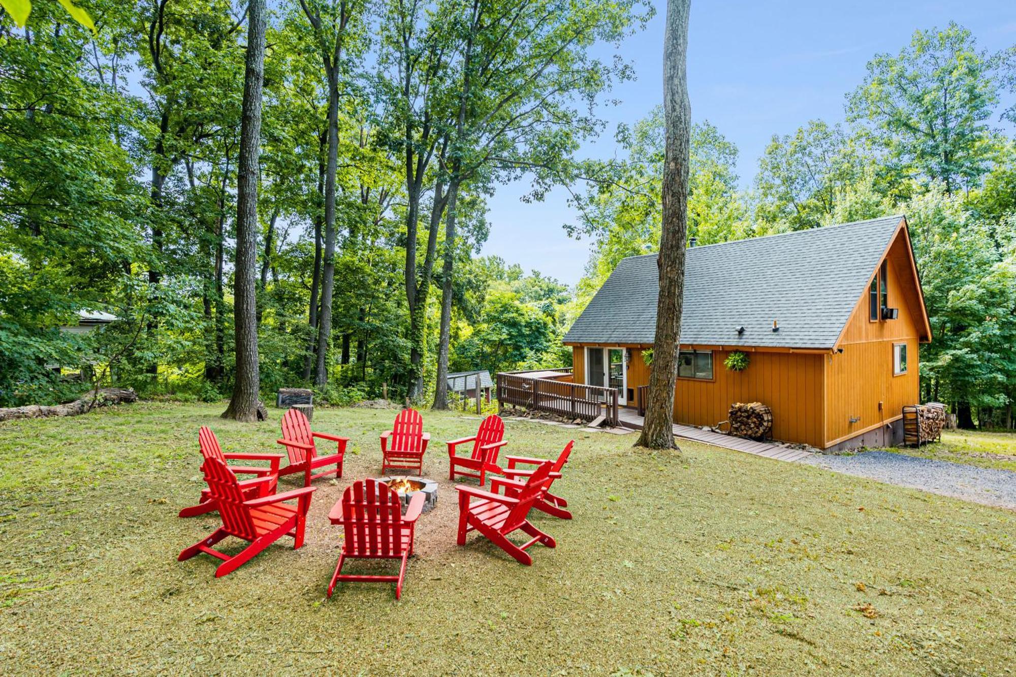 Quaint Loft Cabin W Hot Tub, Firepit, Deck & Grill Hedgesville المظهر الخارجي الصورة