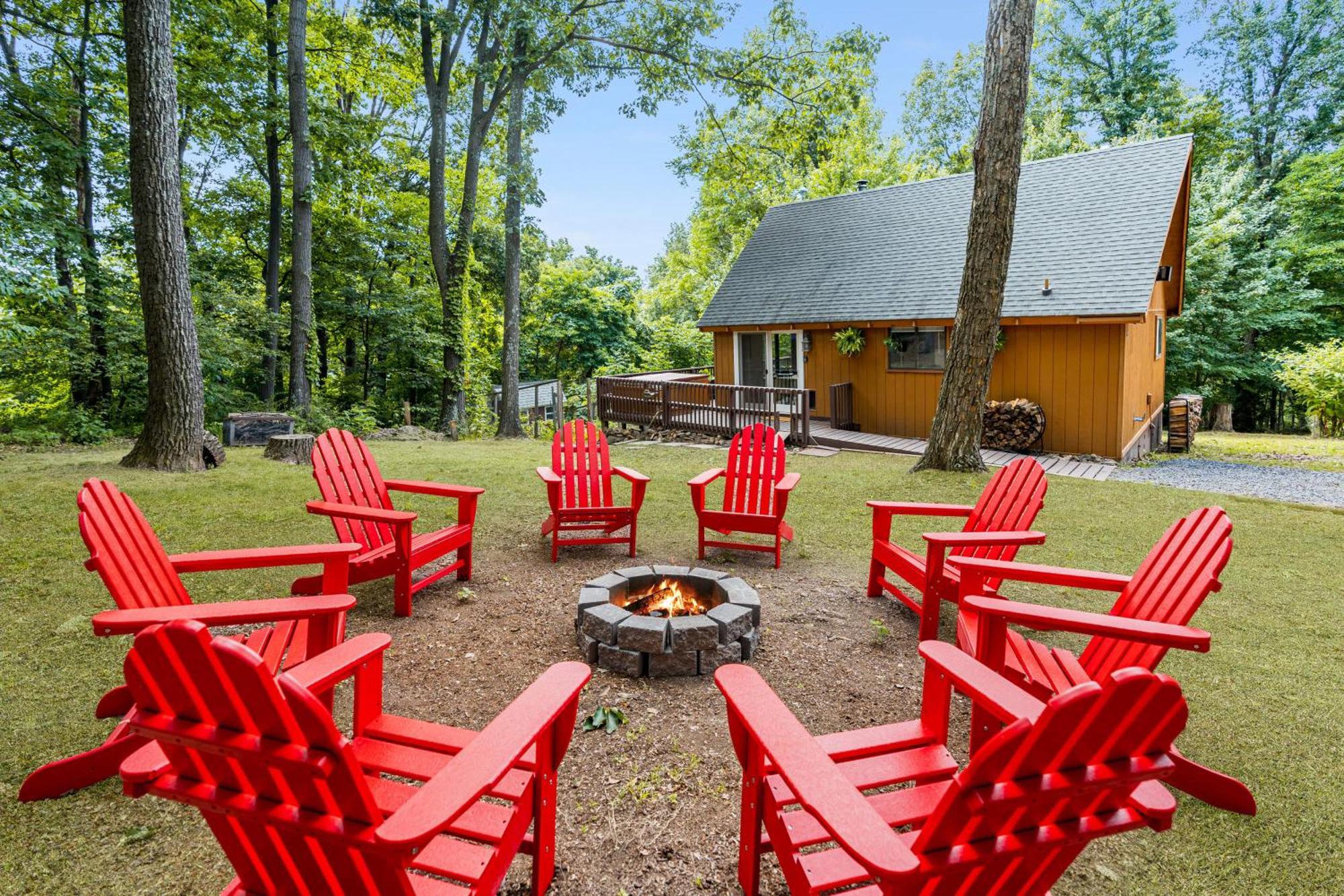 Quaint Loft Cabin W Hot Tub, Firepit, Deck & Grill Hedgesville المظهر الخارجي الصورة